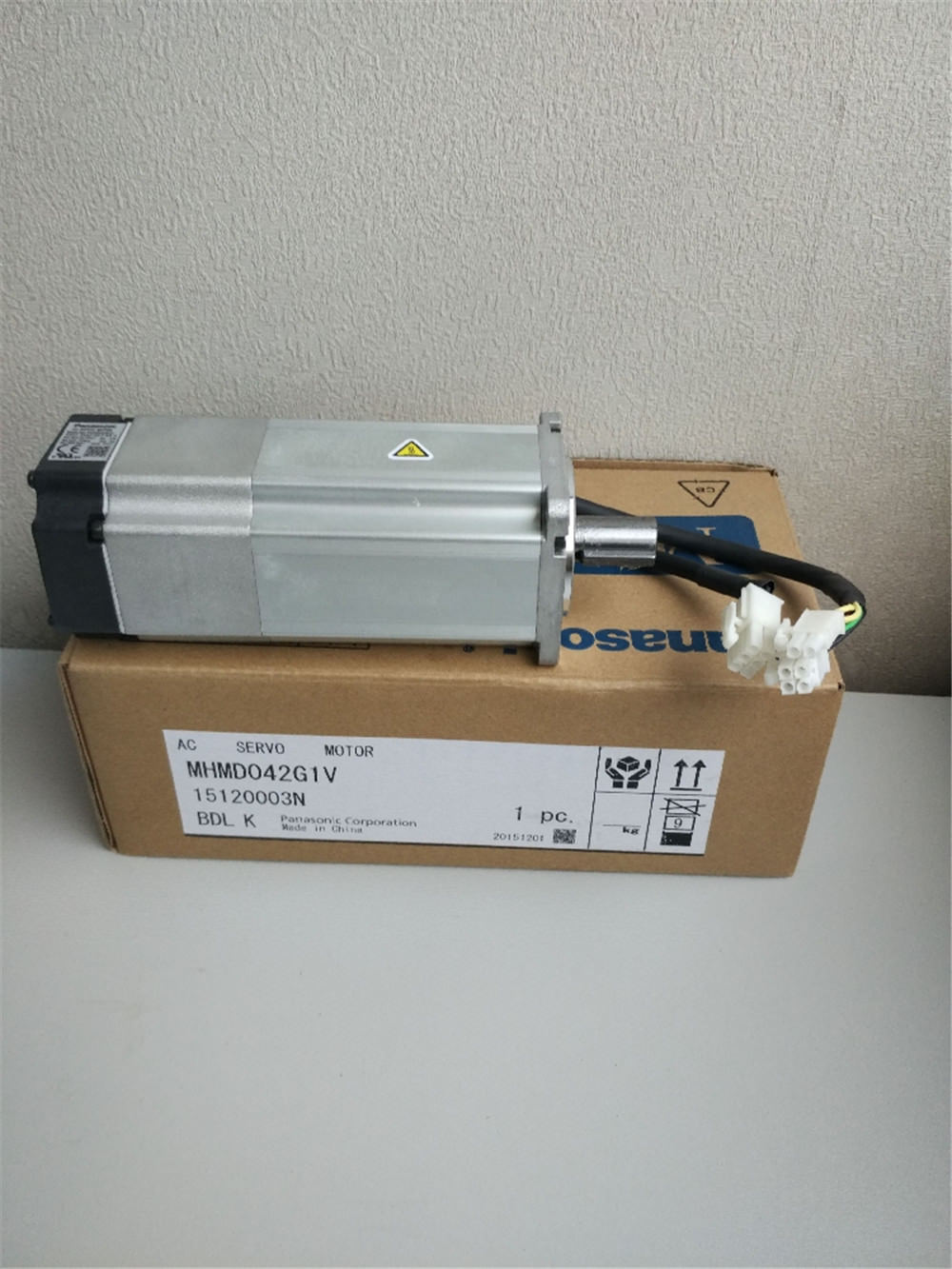 Original New PANASONIC AC servo motor MHMD042G1V in box