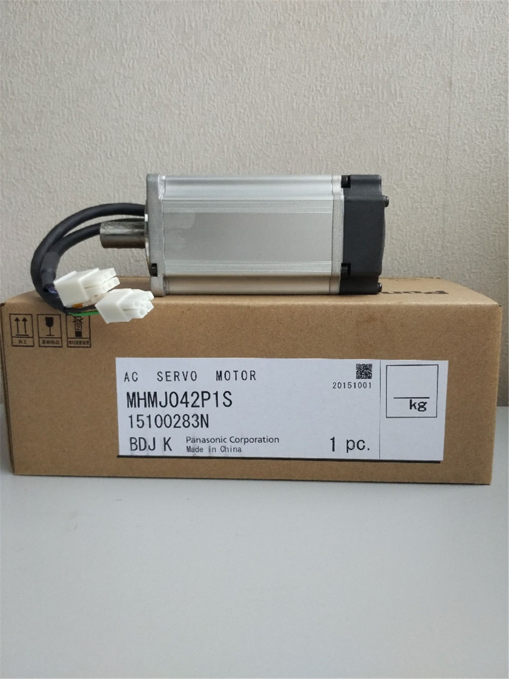 Brand New PANASONIC AC servo motor MHMJ042P1S 400W in box